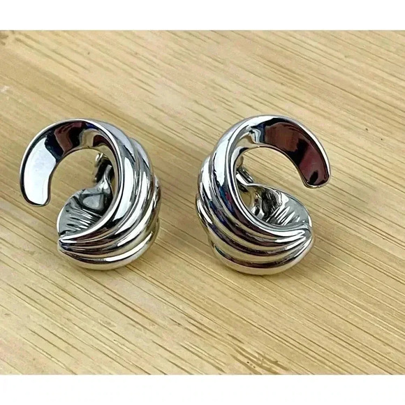 VTG Silvertone Monet Signed Small Ridged Swirls Clip Earrings Clip-on - Picture 1 of 10